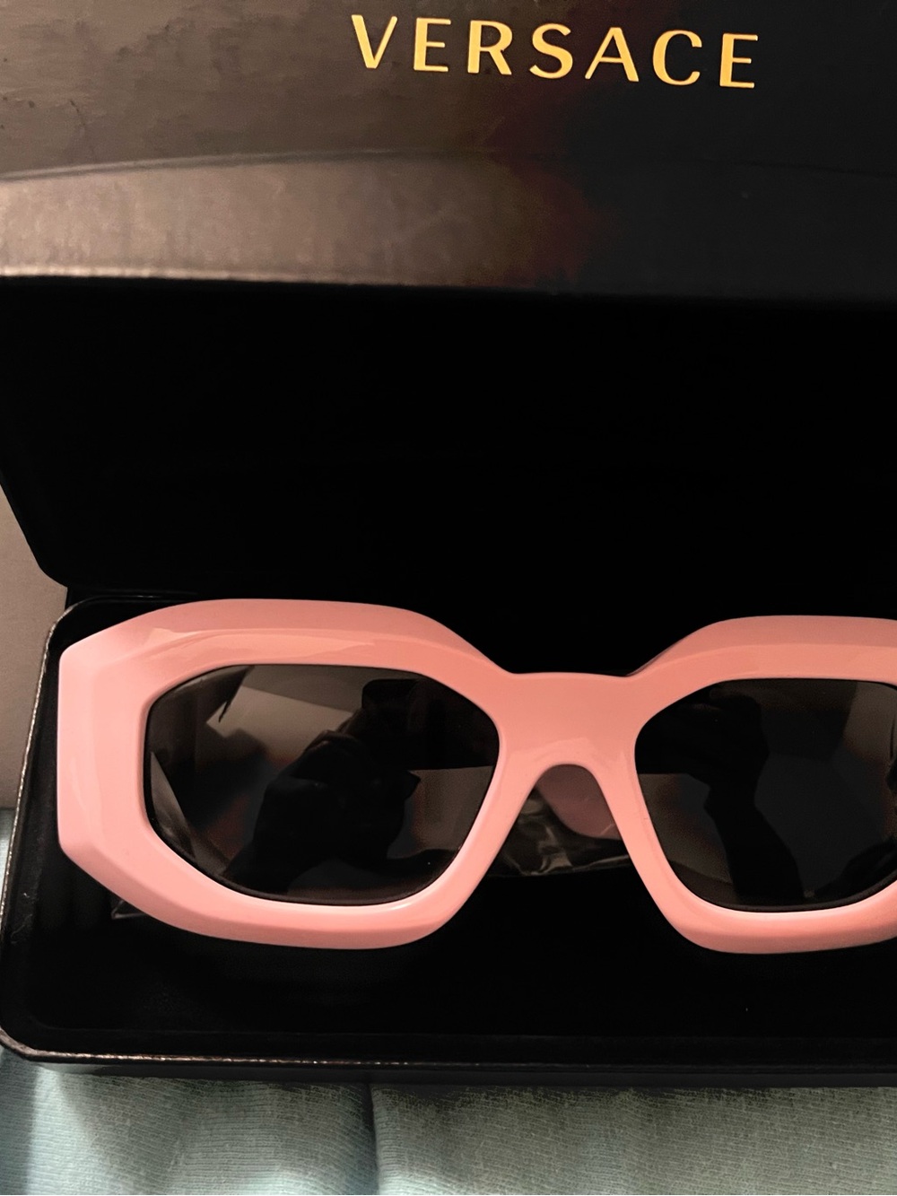 Versace Authentic Maxi Medusa
Biggie Pink and Gold unisex sunglasses VE4425u - Picture 12 of 12